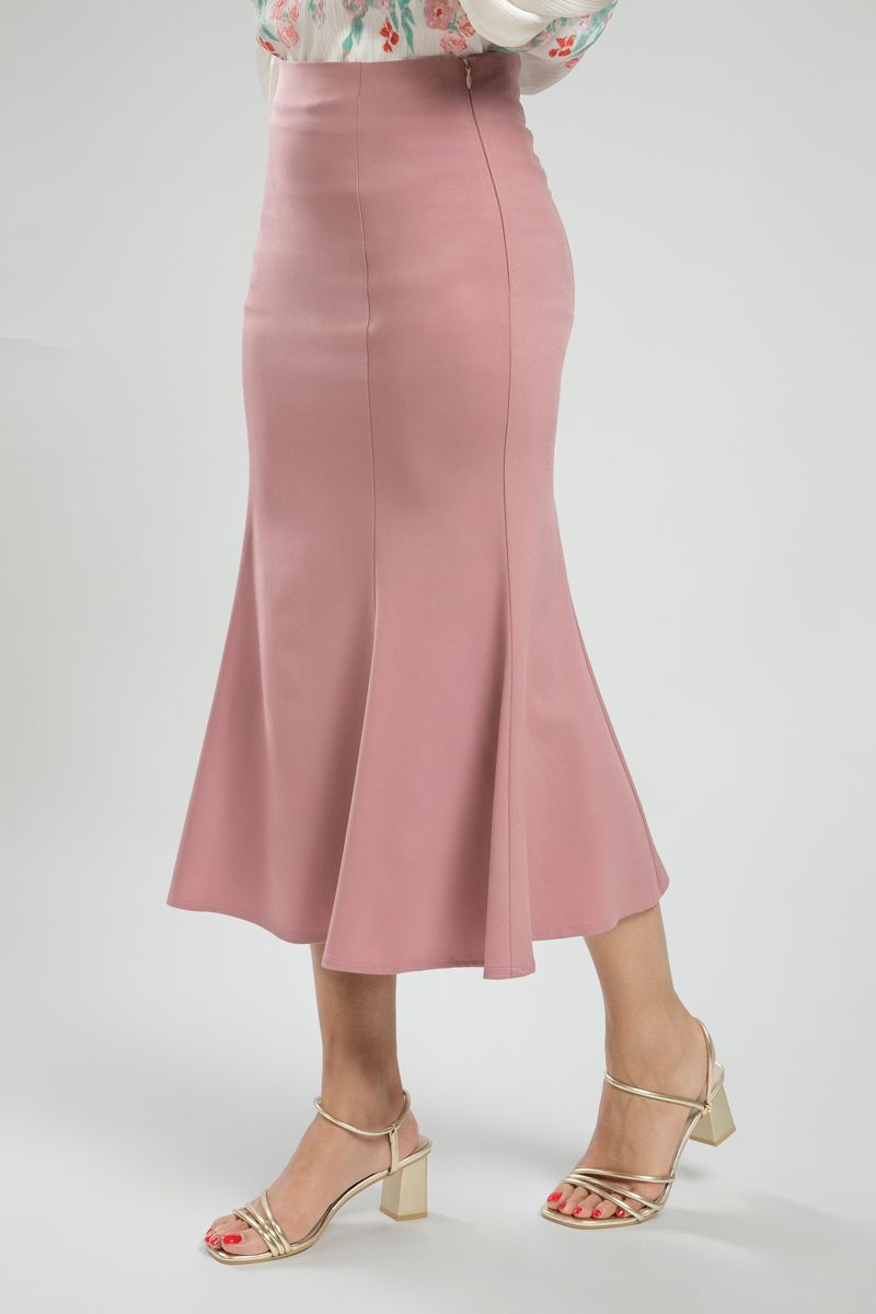 تنورة متوسطة الطول بقصة واسعة وتفاصيل خياطة