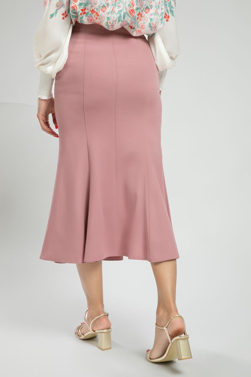 تنورة متوسطة الطول بقصة واسعة وتفاصيل خياطة