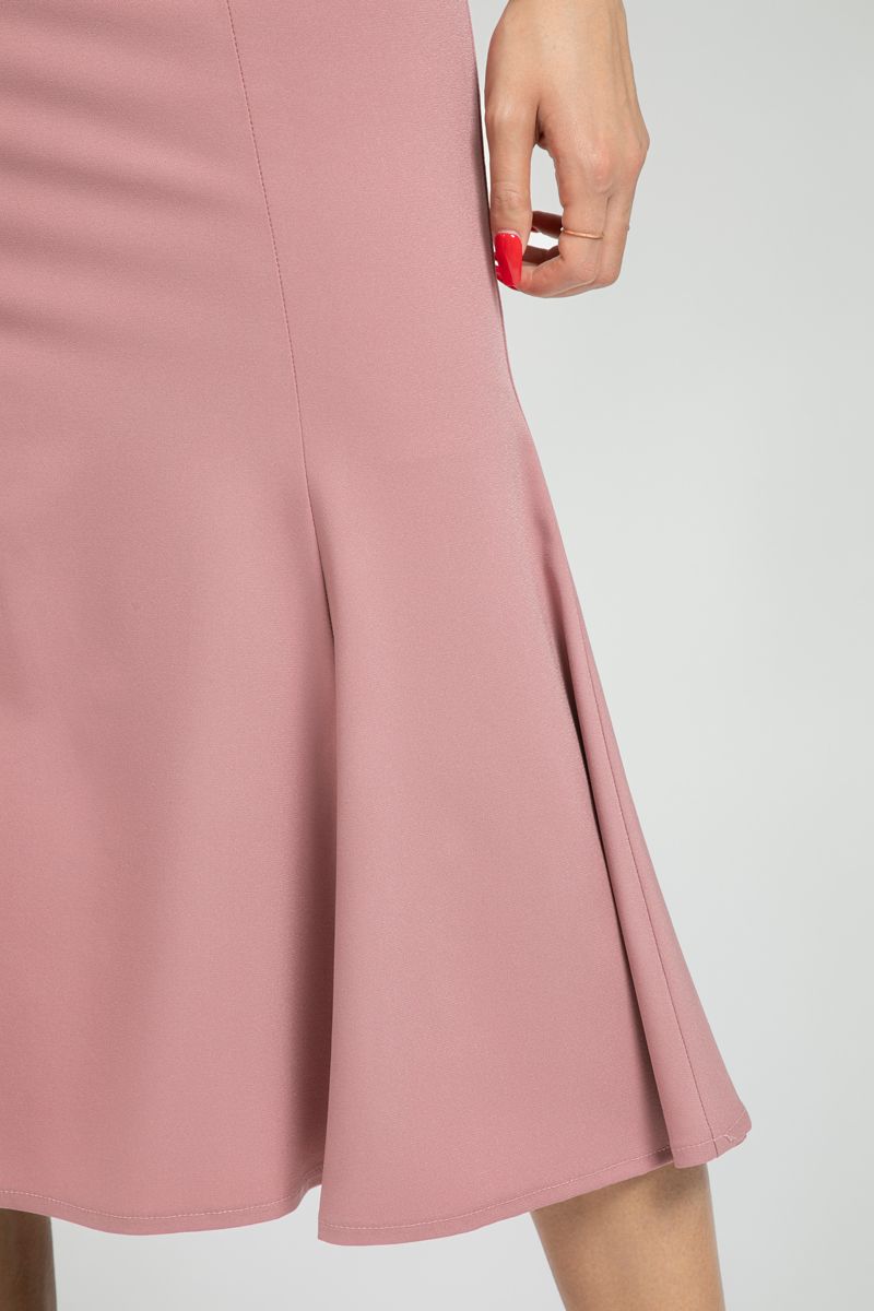 تنورة متوسطة الطول بقصة واسعة وتفاصيل خياطة