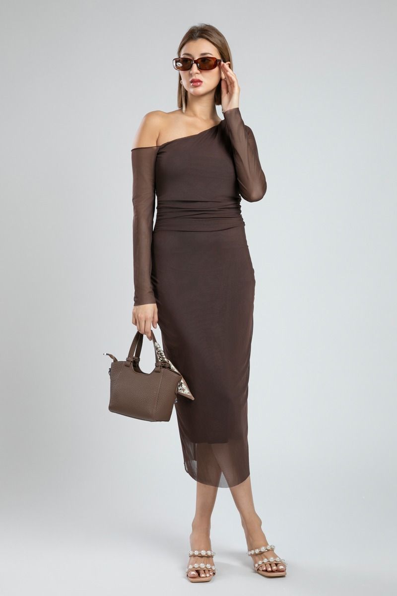 فستان ميدي ضيق بأكمام طويلة وكتف مفتوح