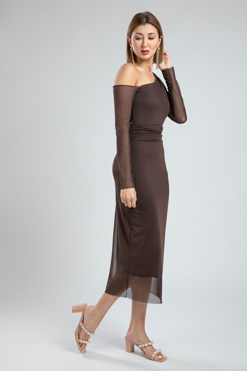 فستان ميدي ضيق بأكمام طويلة وكتف مفتوح