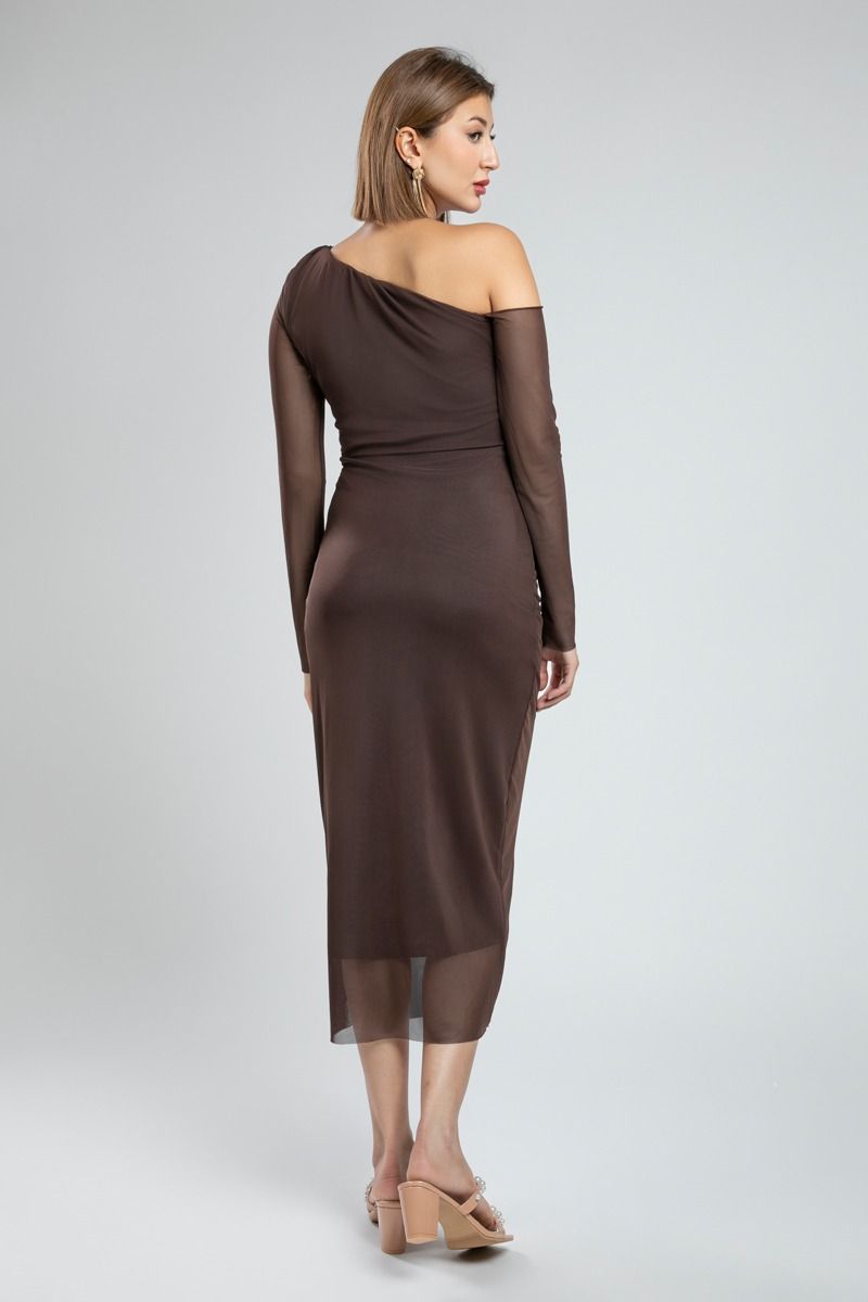 فستان ميدي ضيق بأكمام طويلة وكتف مفتوح