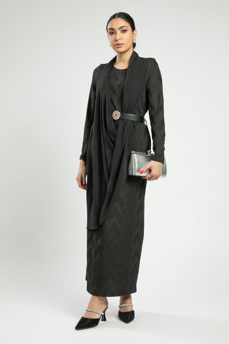 فستان طويل بتطريز مع طبقة أمامية منسدلة