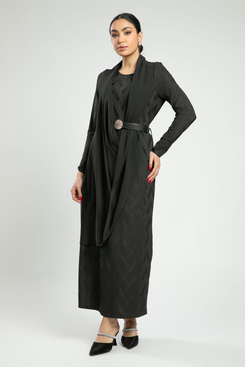 فستان طويل بتطريز مع طبقة أمامية منسدلة