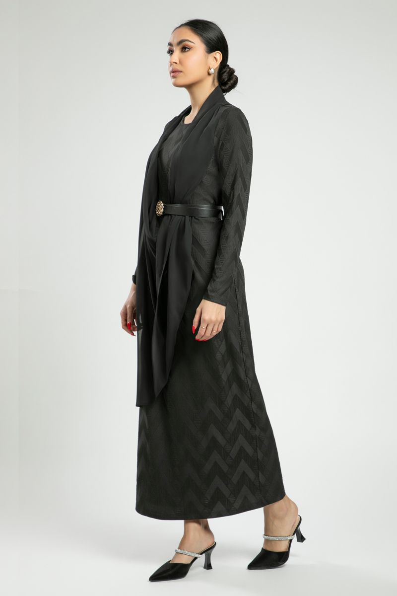 فستان طويل بتطريز مع طبقة أمامية منسدلة