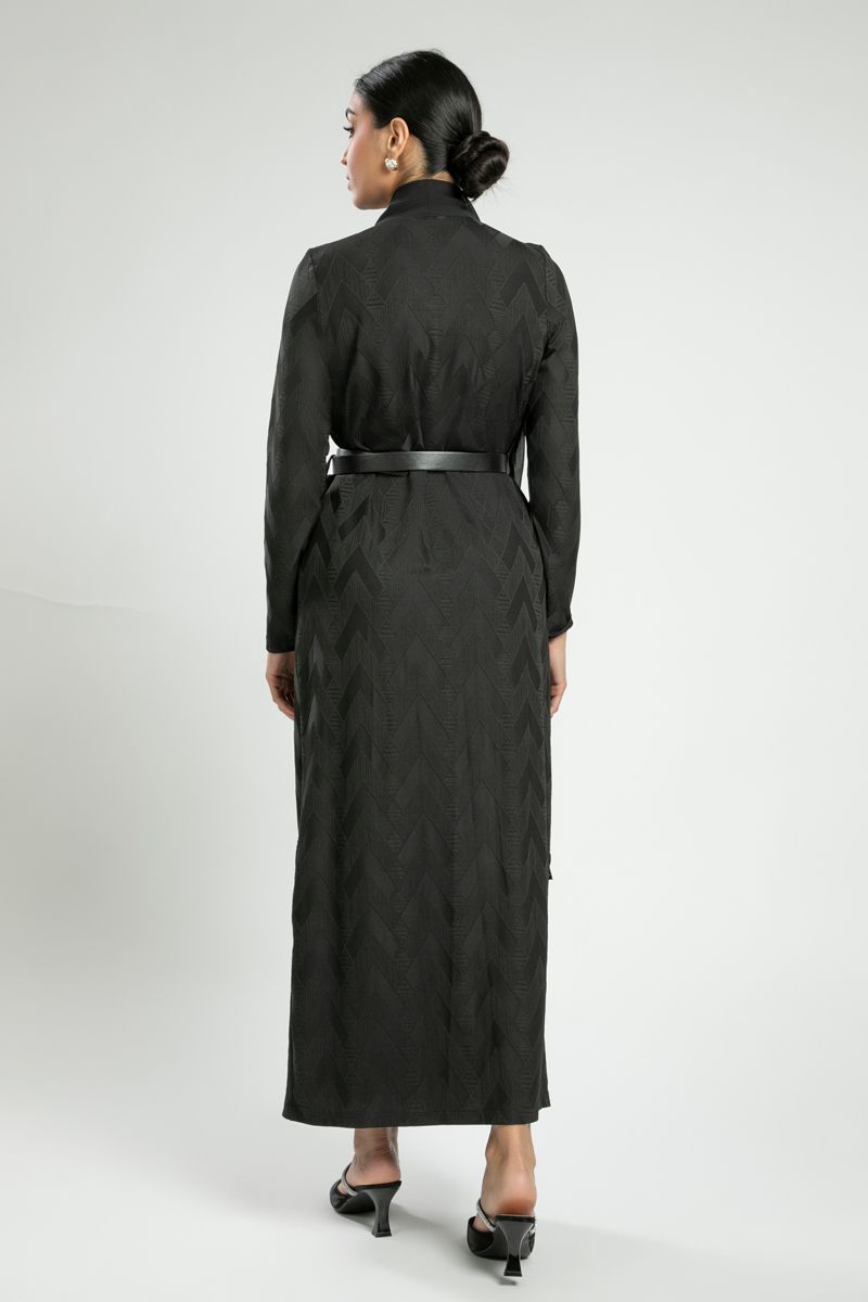 فستان طويل بتطريز مع طبقة أمامية منسدلة