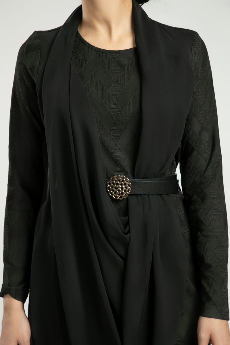 فستان طويل بتطريز مع طبقة أمامية منسدلة