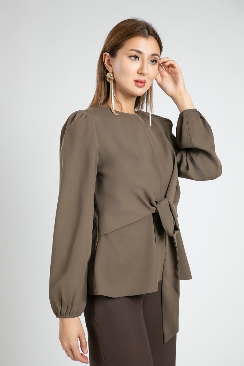 بلوزة بأكمام طويلة مع ربطة أمامية