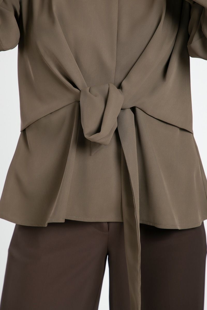 بلوزة بأكمام طويلة مع ربطة أمامية