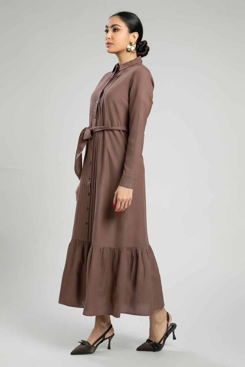 فستان قميص بحزام وثنيات مطرزة