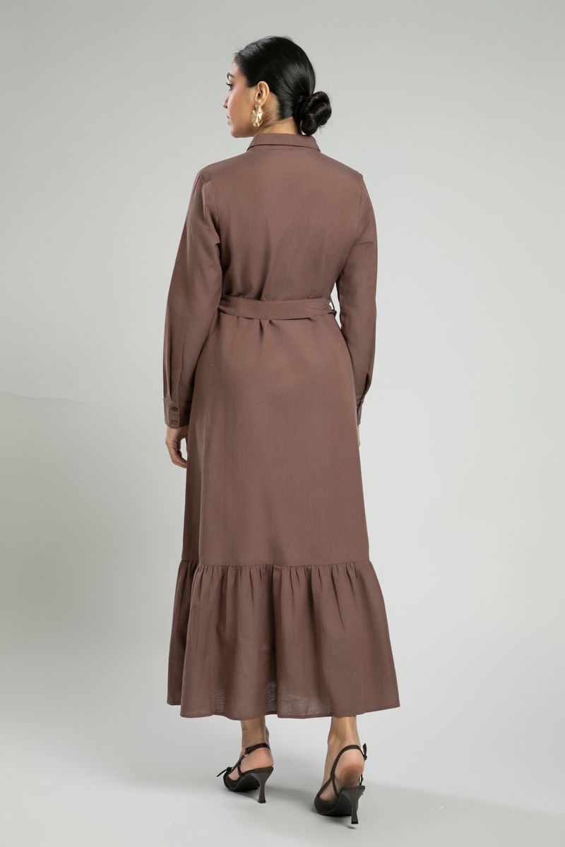 فستان قميص بحزام وثنيات مطرزة