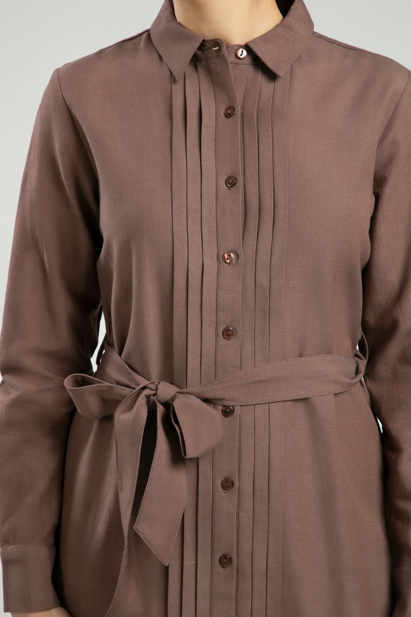 فستان قميص بحزام وثنيات مطرزة