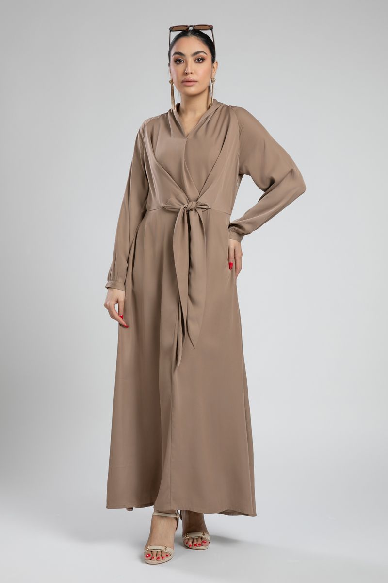 فستان قميص بحزام وثنيات مطرزة