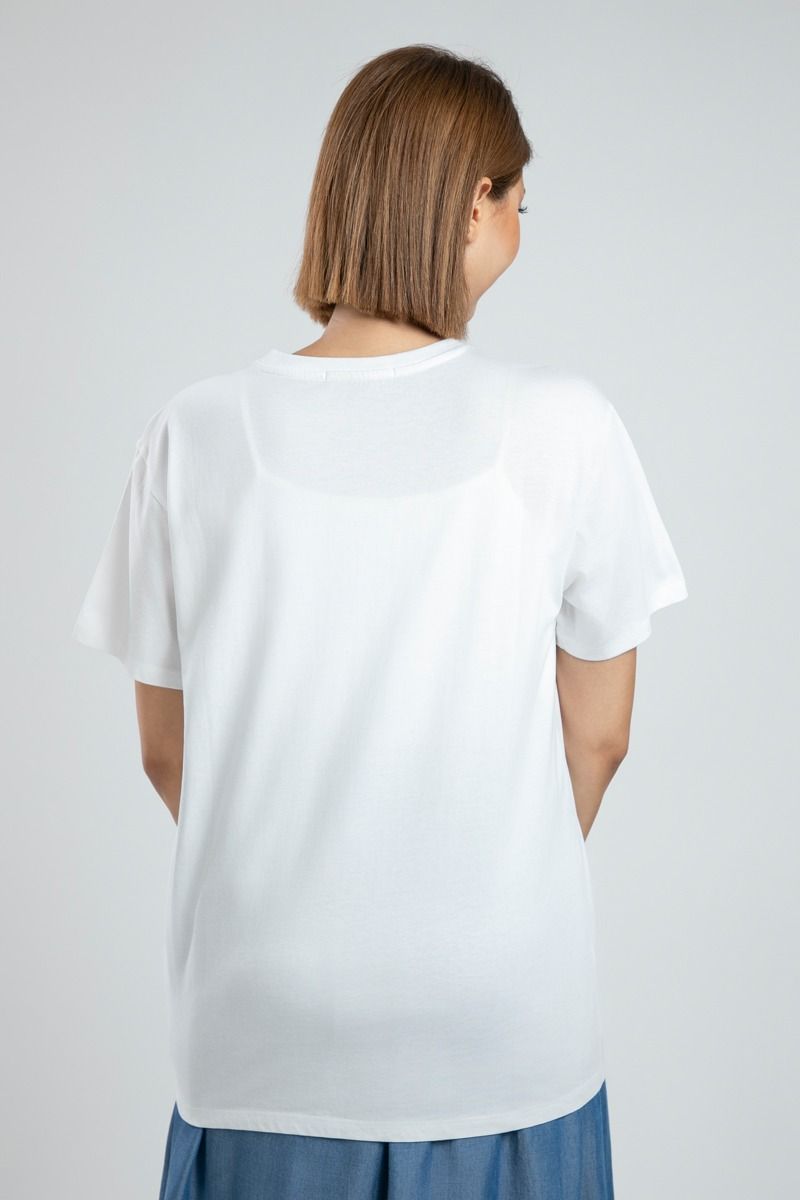 تيشيرت نسائي مميز بتطريز عربي على الصدر