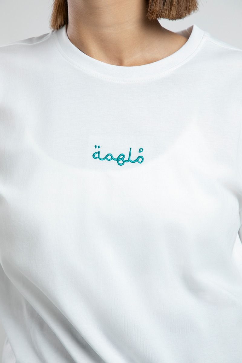 تيشيرت نسائي مميز بتطريز عربي على الصدر