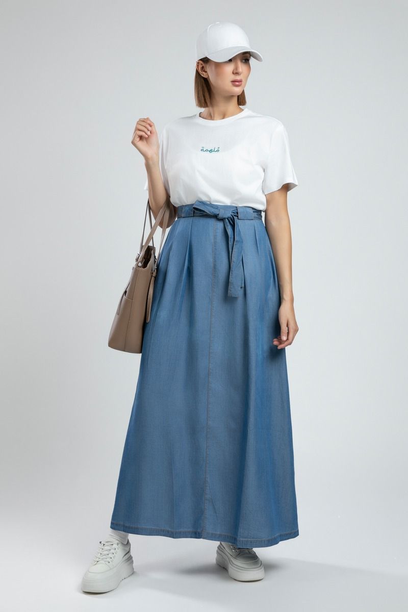 تنورة جينز ماكسي انسيابية بحزام وطيات