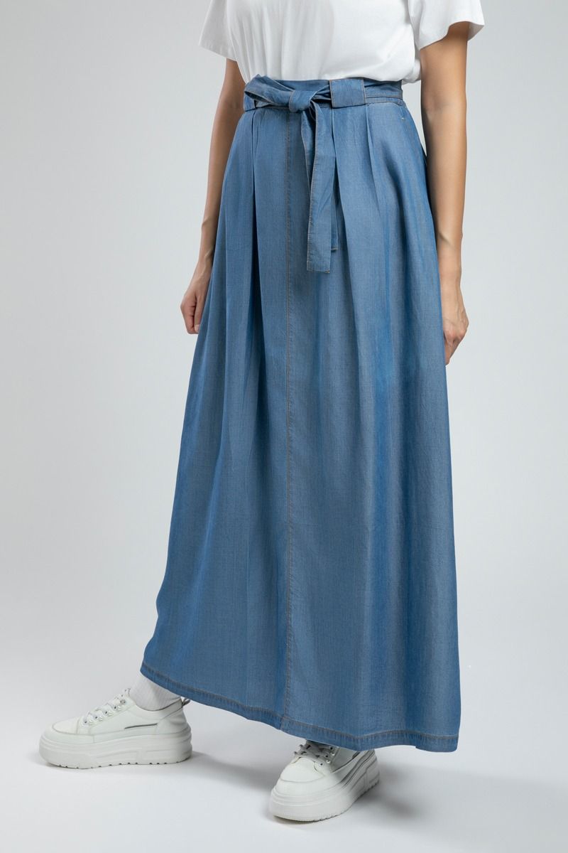 تنورة جينز ماكسي انسيابية بحزام وطيات