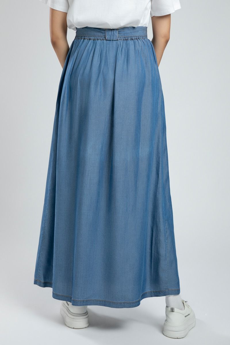 تنورة جينز ماكسي انسيابية بحزام وطيات