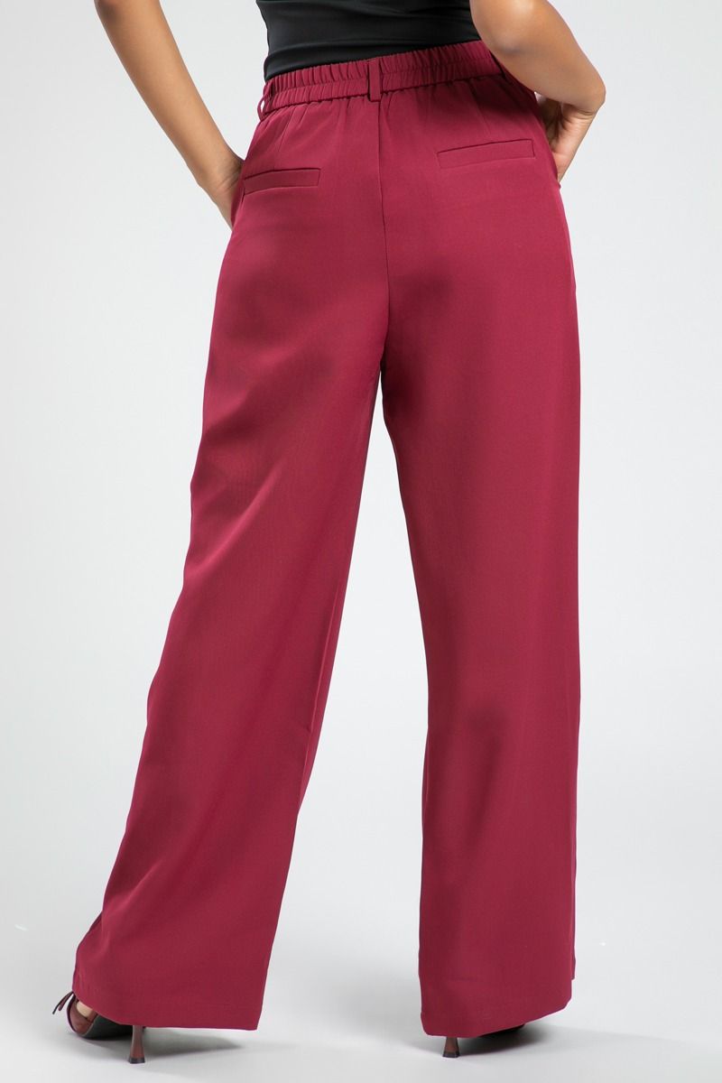 بنطلون رسمي واسع بقصة كلاسيكية وتفاصيل طيات