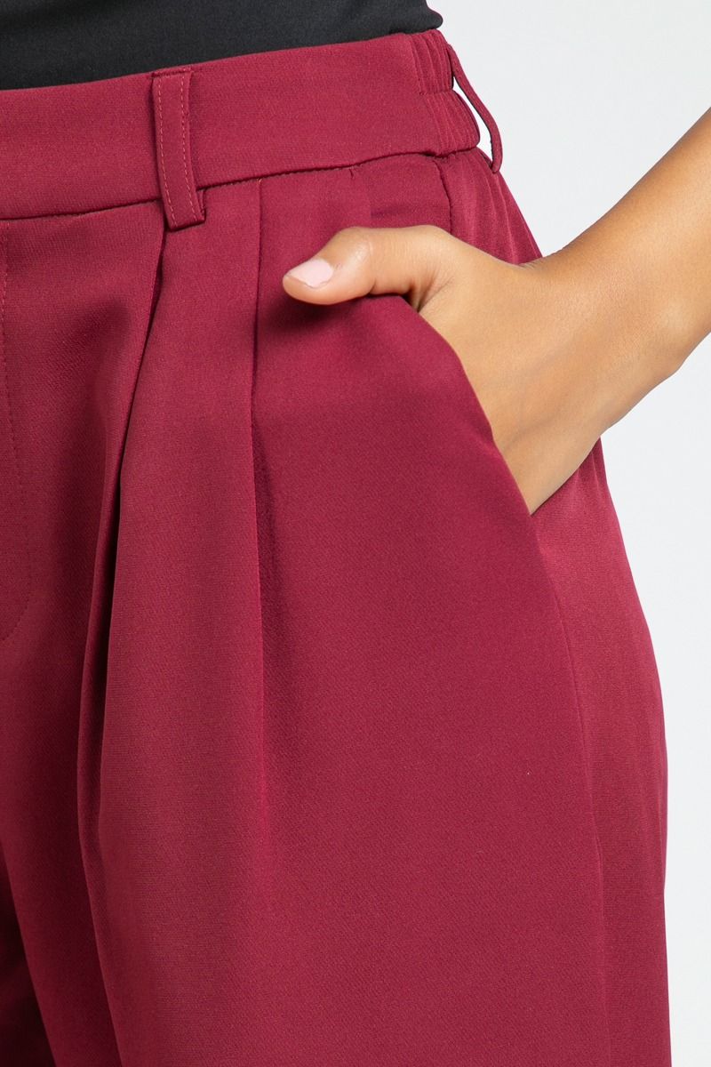 بنطلون رسمي واسع بقصة كلاسيكية وتفاصيل طيات