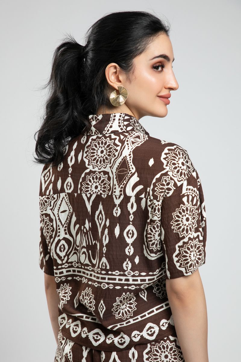 قميص نسائي قصير بطبعة متباينة