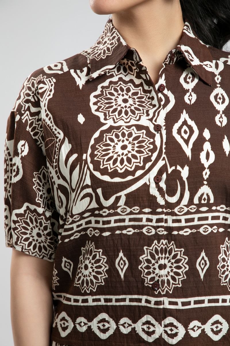 قميص نسائي قصير بطبعة متباينة