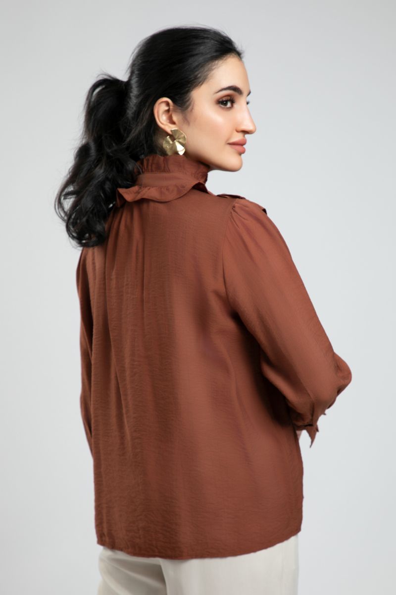 بلوزة بكشكش وربطة عند الرقبة