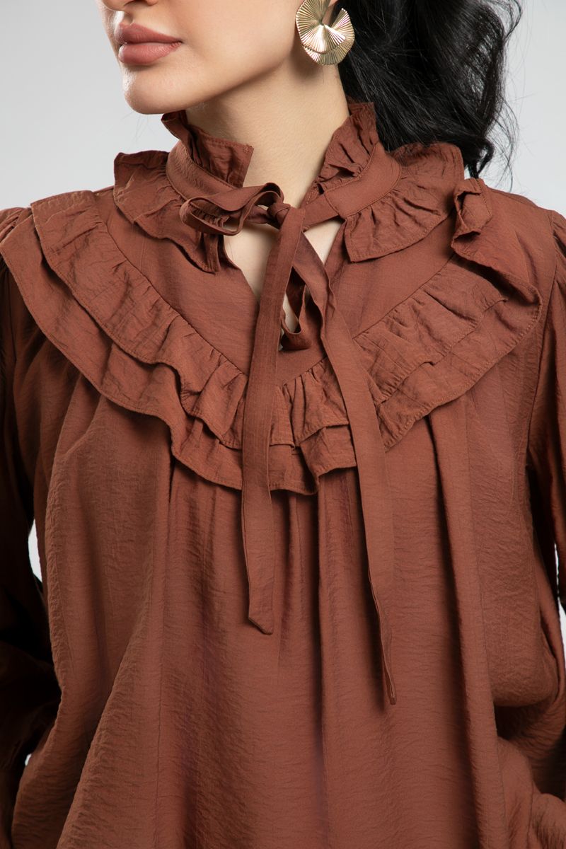 بلوزة بكشكش وربطة عند الرقبة