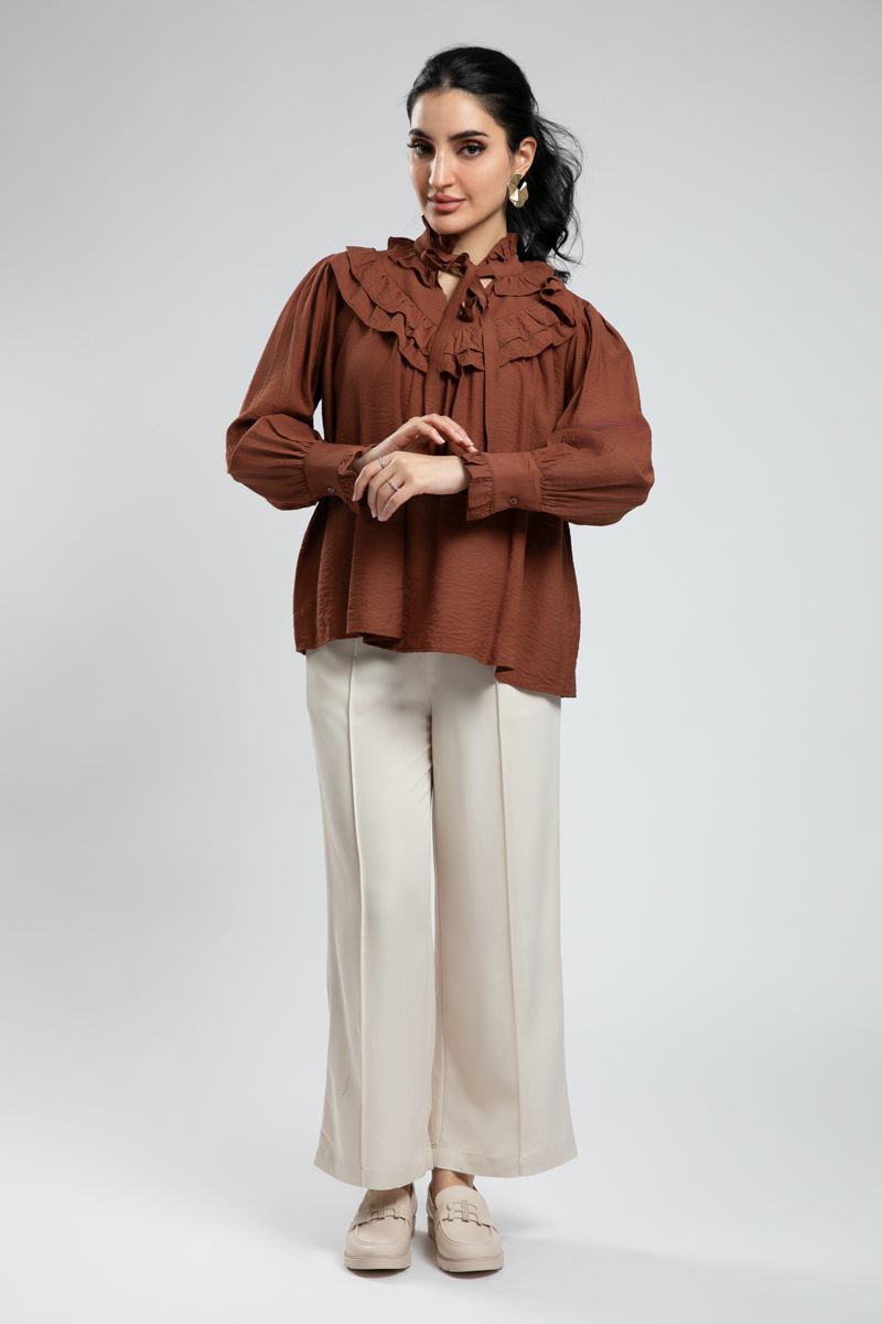 بلوزة بكشكش وربطة عند الرقبة