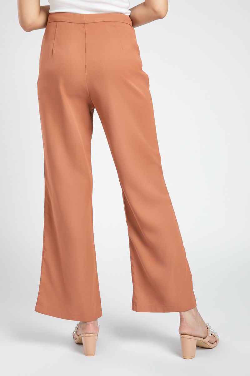 بنطلون نسائي واسع بقصة كلاسيكية أنثوية