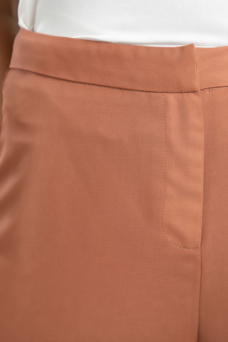 بنطلون نسائي واسع بقصة كلاسيكية أنثوية