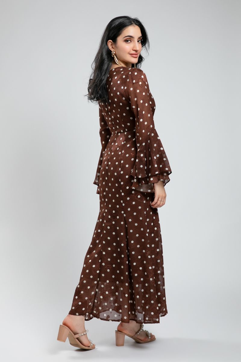 فستان ماكسي بنقشة منقطة وأكمام واسعة