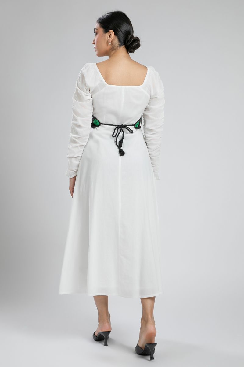 فستان طويل واسع مع حزام خصر مطرز