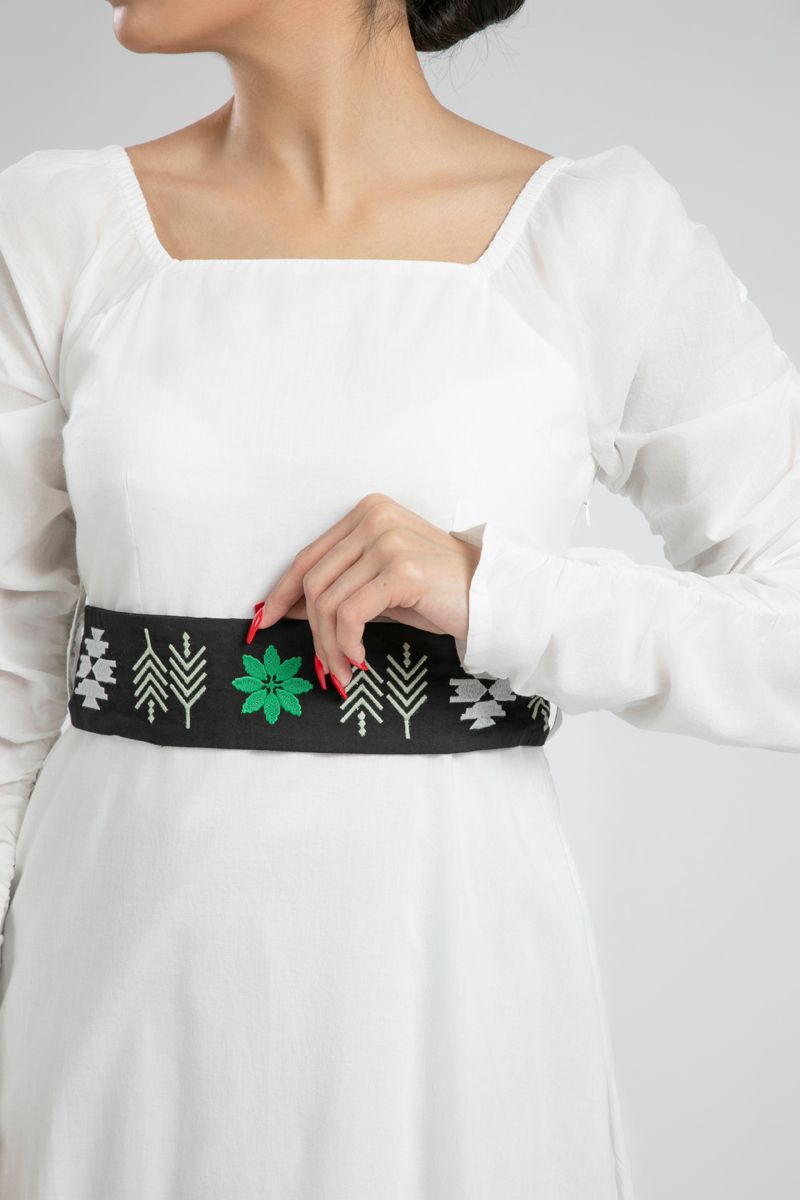 فستان طويل واسع مع حزام خصر مطرز