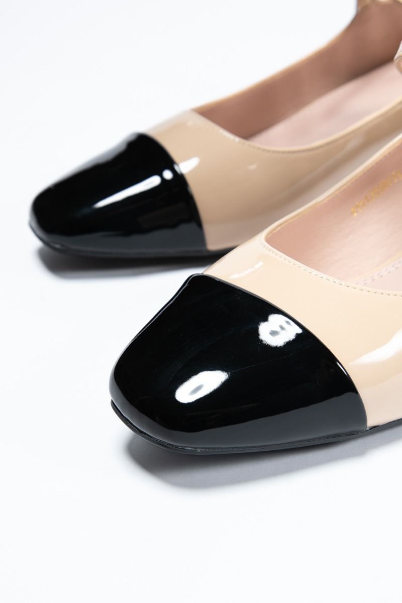 Women's Heeled Shoes - Classic Contrast Elegance