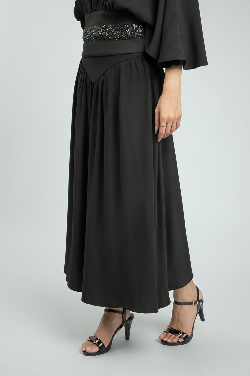 تنورة ماكسي واسعة بقصّة أنيقة