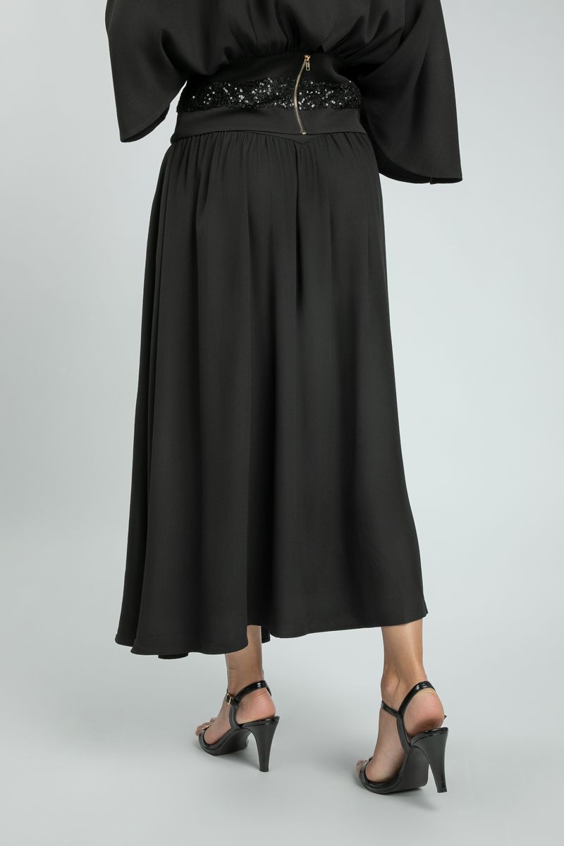 تنورة ماكسي واسعة بقصّة أنيقة