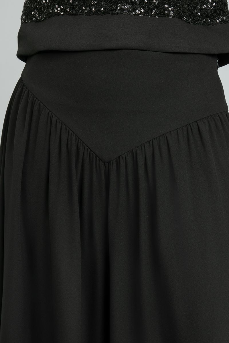 تنورة ماكسي واسعة بقصّة أنيقة