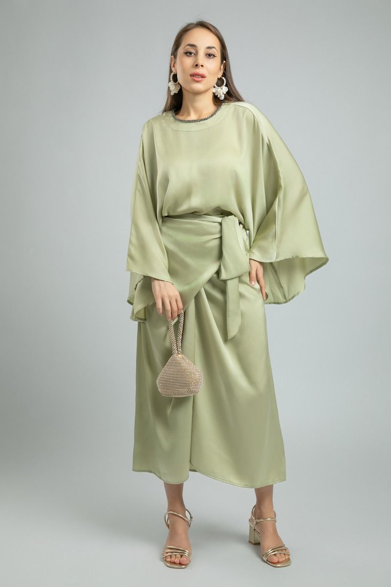 تنورة ميدي من قماش الساتان الناعم - قطعة مثالية لكل خزانة