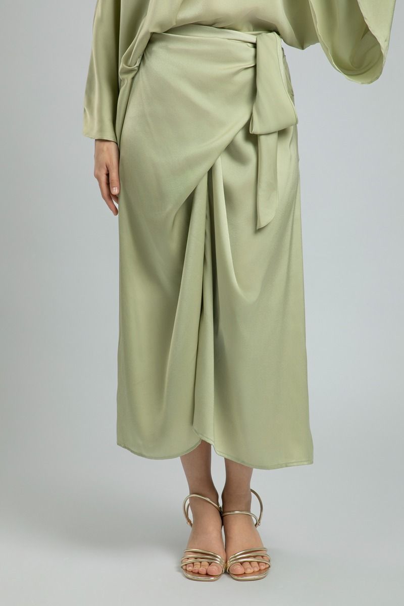 تنورة ميدي من قماش الساتان الناعم - قطعة مثالية لكل خزانة