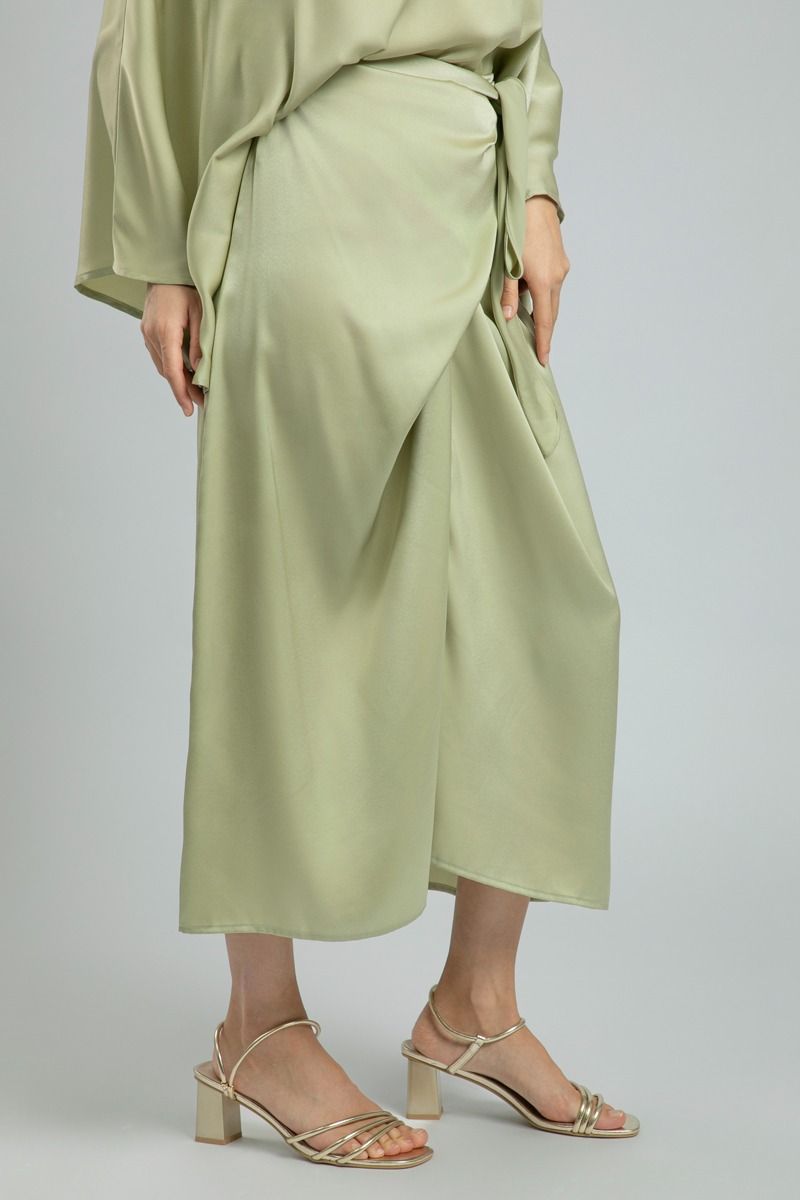 تنورة ميدي من قماش الساتان الناعم - قطعة مثالية لكل خزانة