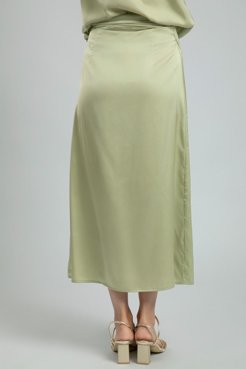 تنورة ميدي من قماش الساتان الناعم - قطعة مثالية لكل خزانة