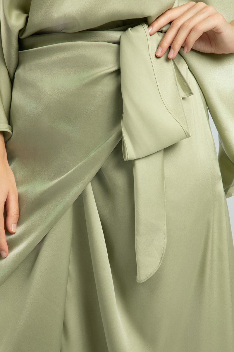 تنورة ميدي من قماش الساتان الناعم - قطعة مثالية لكل خزانة