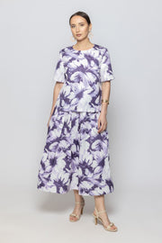 تنورة نسائية طويلة مزخرفة بنمط طبعات وكسرات