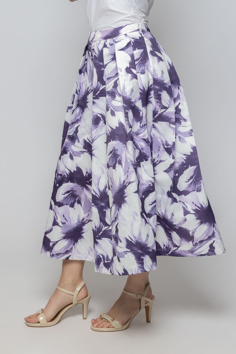 تنورة نسائية طويلة مزخرفة بنمط طبعات وكسرات