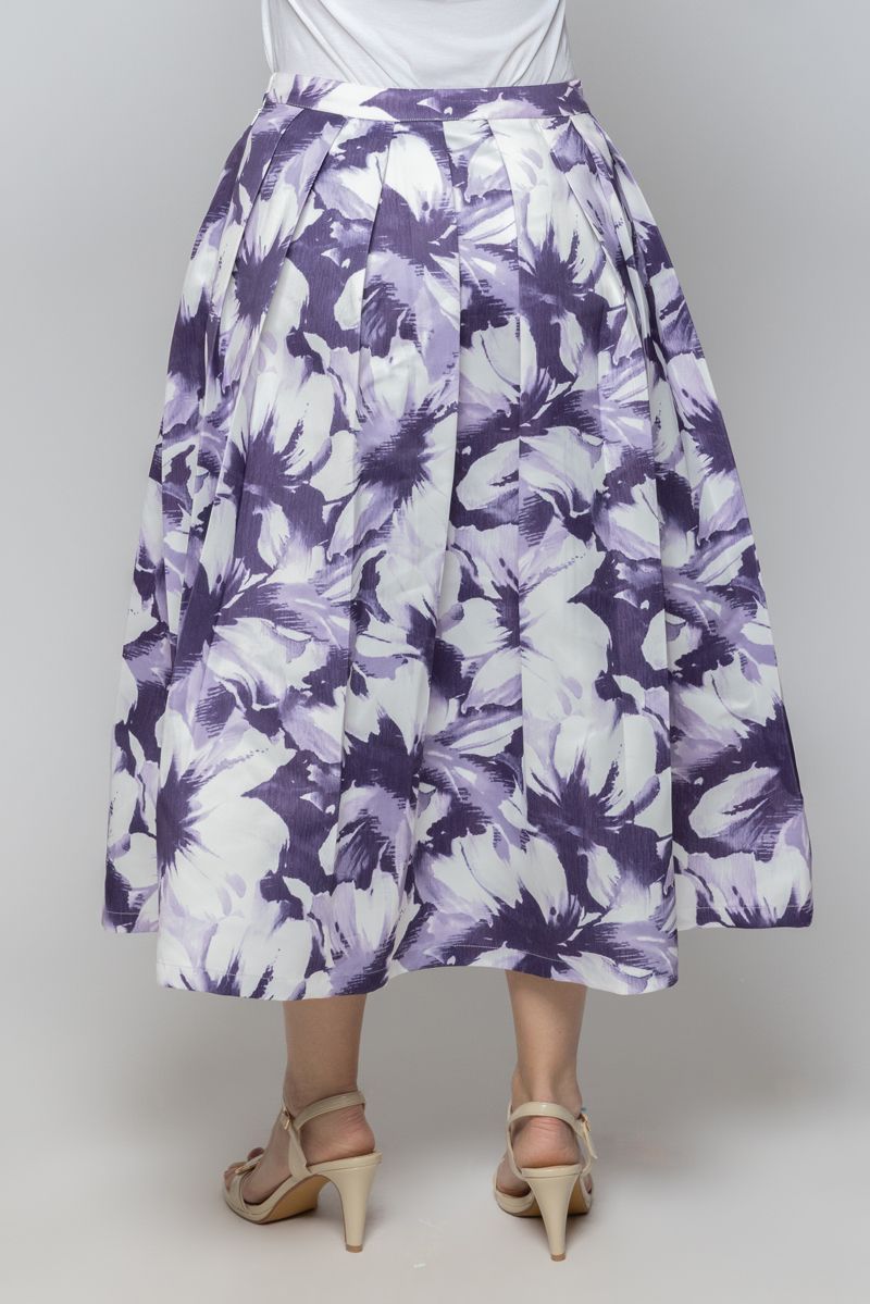 تنورة نسائية طويلة مزخرفة بنمط طبعات وكسرات