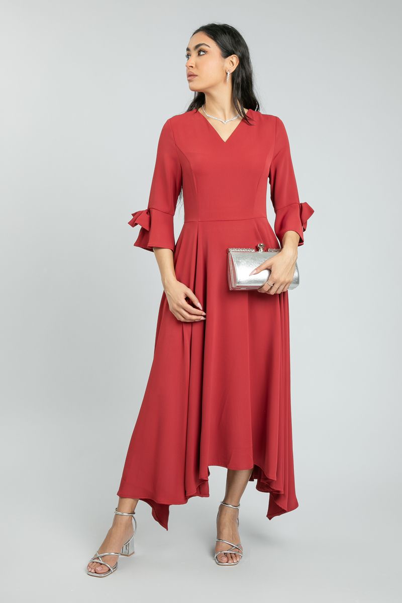 فستان نسائي طويل غير متماثل الطول