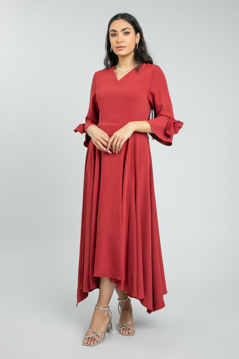 فستان نسائي طويل غير متماثل الطول