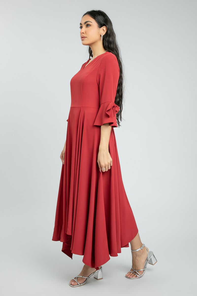 فستان نسائي طويل غير متماثل الطول