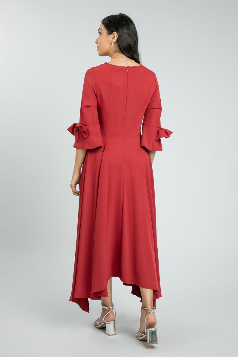 فستان نسائي طويل غير متماثل الطول